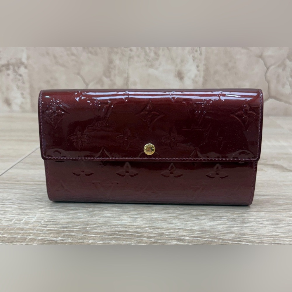 Louis Vuitton Burgandy Monogramed Vernis Sarah Wallet with COA - Picture 2 of 16